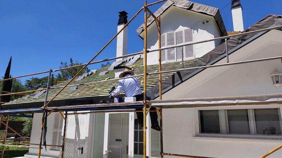 Equipo de Canalones Sierra en una obra de tejado