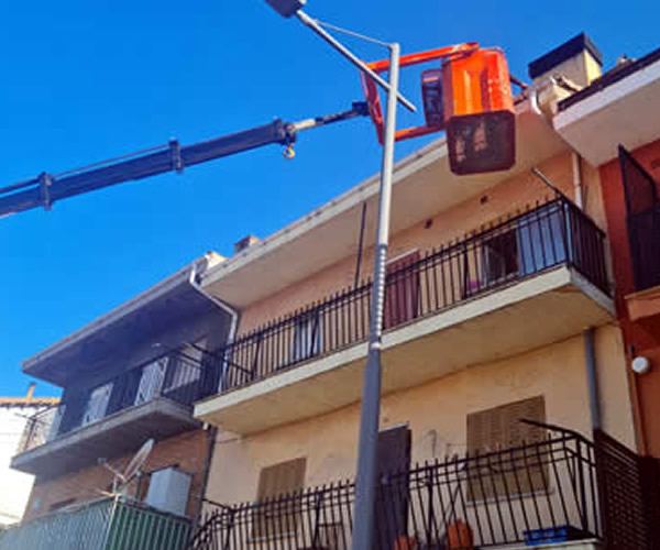 Instalación de canalones con camión grúa