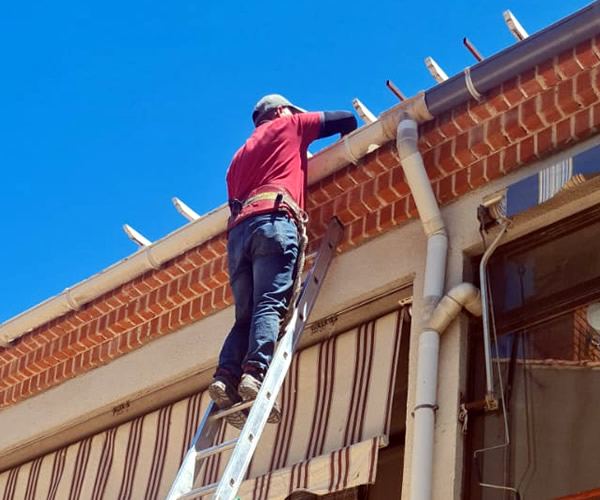 Reparación de fugas en canalones — trabajo de Canalones Sierra